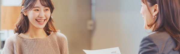 マネージャーと話す女性